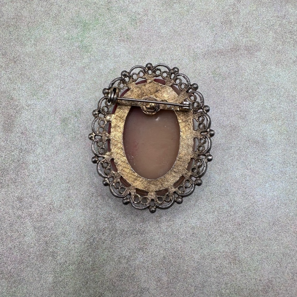 Victorian Style Shell Cameo Brooch Pendant - Pink on Burgundy - Picture 2 of 5